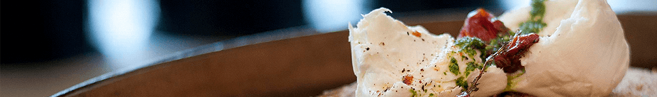На вкус моцарелла нежная, пресноватая, чуть упругая На вкус моцарелла нежная, пресноватая, чуть упругая