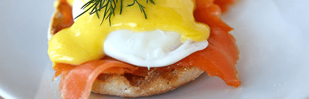 Закуска с яйцом Бенедикт, лососем и Голландским соусом
