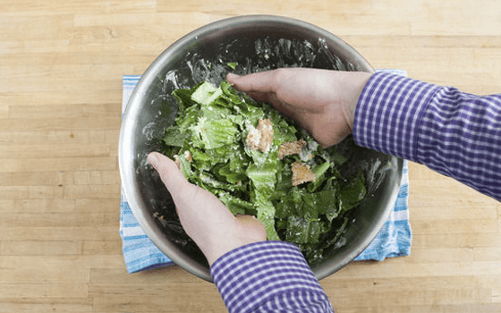 Рецепт приготовления салата Цезарь с курицей, с лососем и с креветками