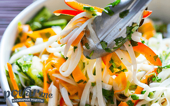 Вьетнамский салат с маринованными овощами и рисовой лапшой