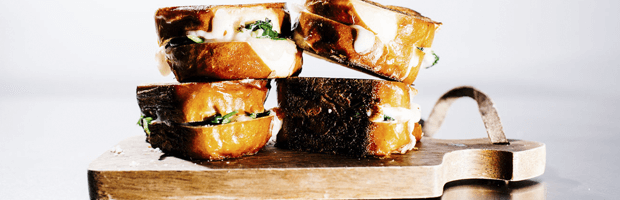 Горячий сандвич с сыром и шпинатом - рецепт приготовления с фото
