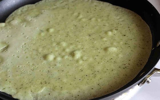 Зеленые блинчики с колбасой и сыром — рецепт с фото