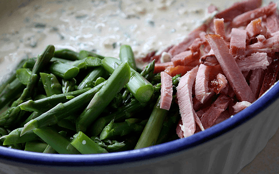 Зеленые блинчики с колбасой и сыром — рецепт с фото