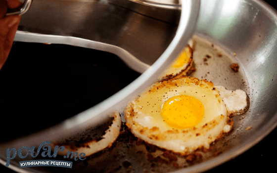 Яичница в луке — рецепт приготовления с фото