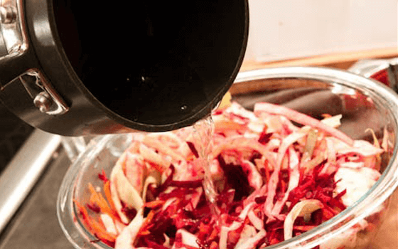Салат из капусты со свеклой - рецепт приготовления с фото